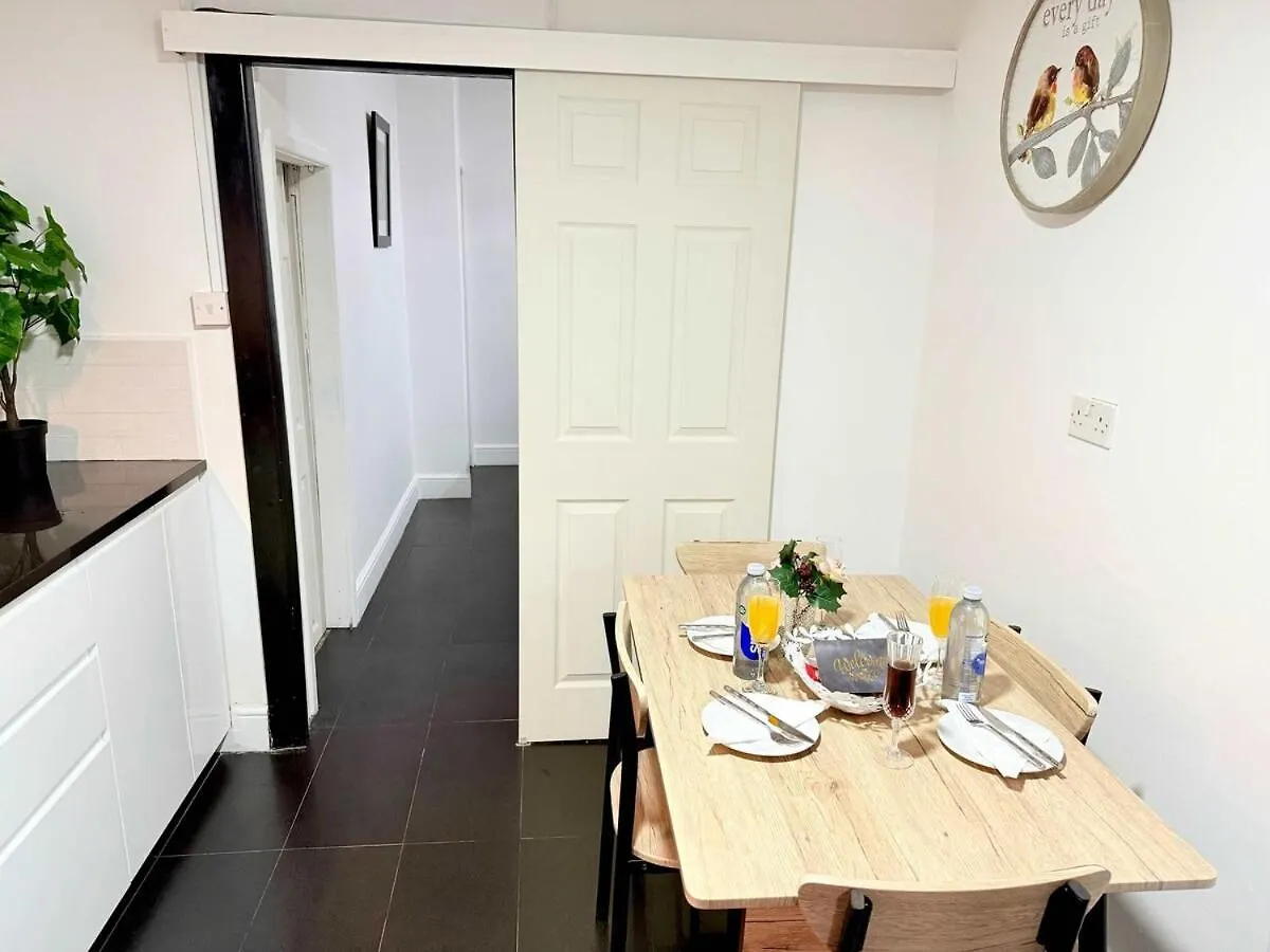 Spacious 4 Bed Cardiff House Near City Centre With Parking 0*,  Regno Unito