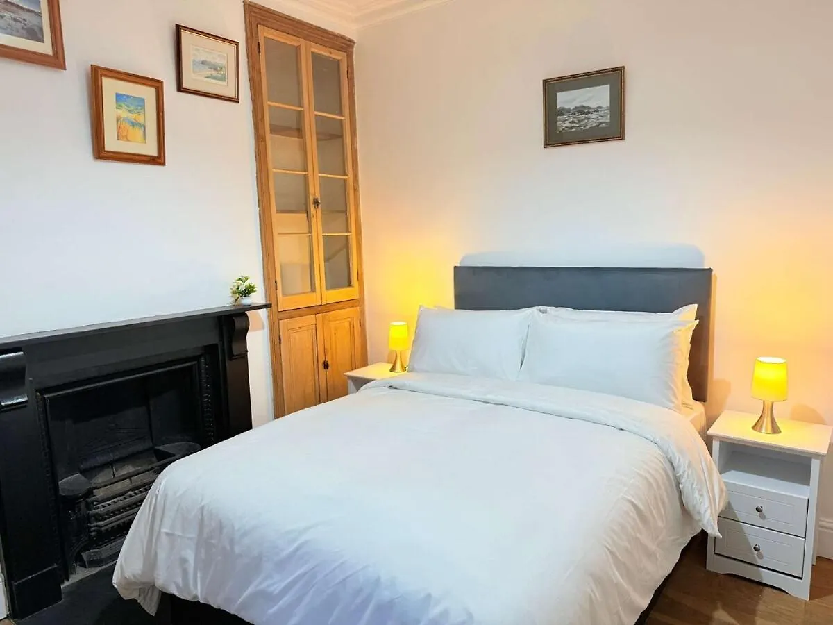 Spacious 4 Bed Cardiff House Near City Centre With Parking 0*,