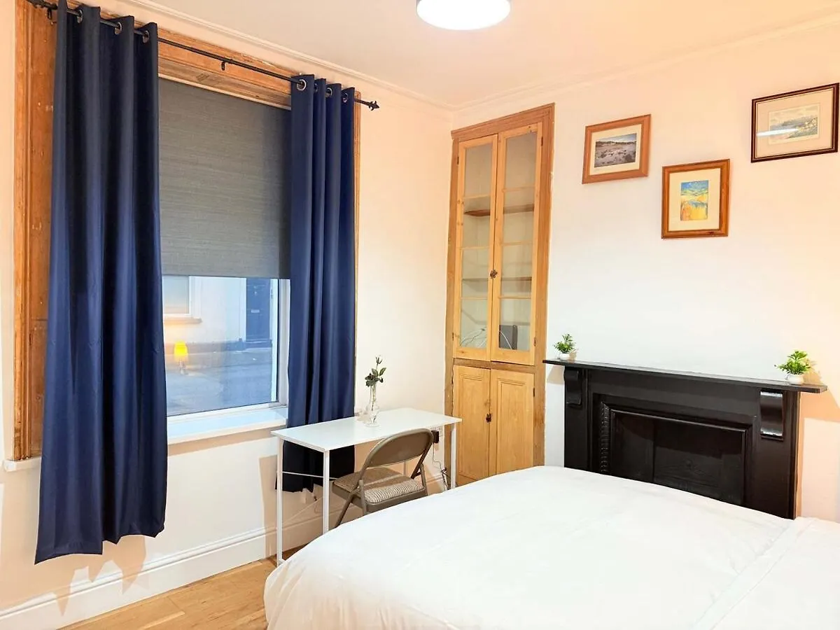 Spacious 4 Bed Cardiff House Near City Centre With Parking 0*,