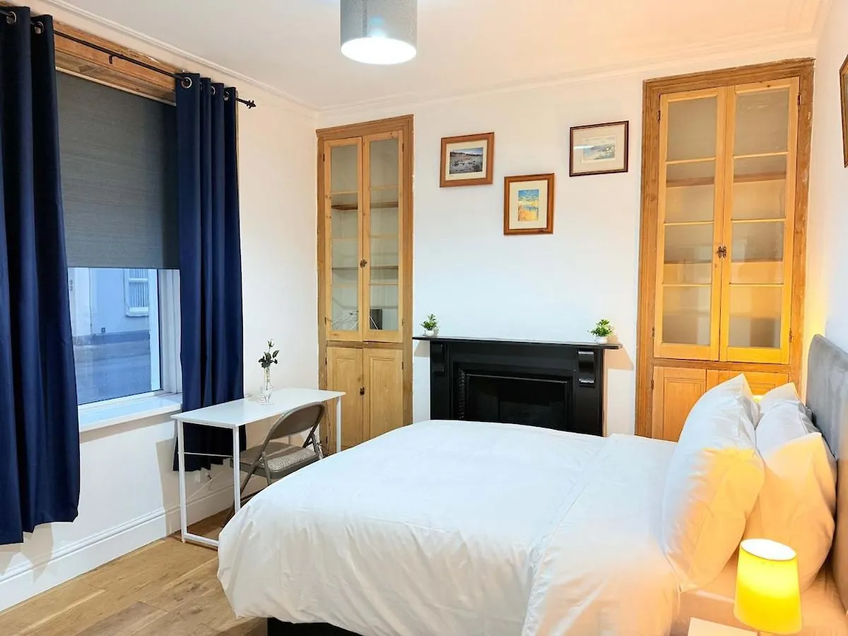 Spacious 4 Bed Cardiff House Near City Centre With Parking Casa vacanze