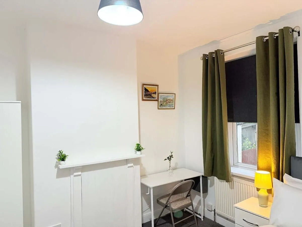 Spacious 4 Bed Cardiff House Near City Centre With Parking