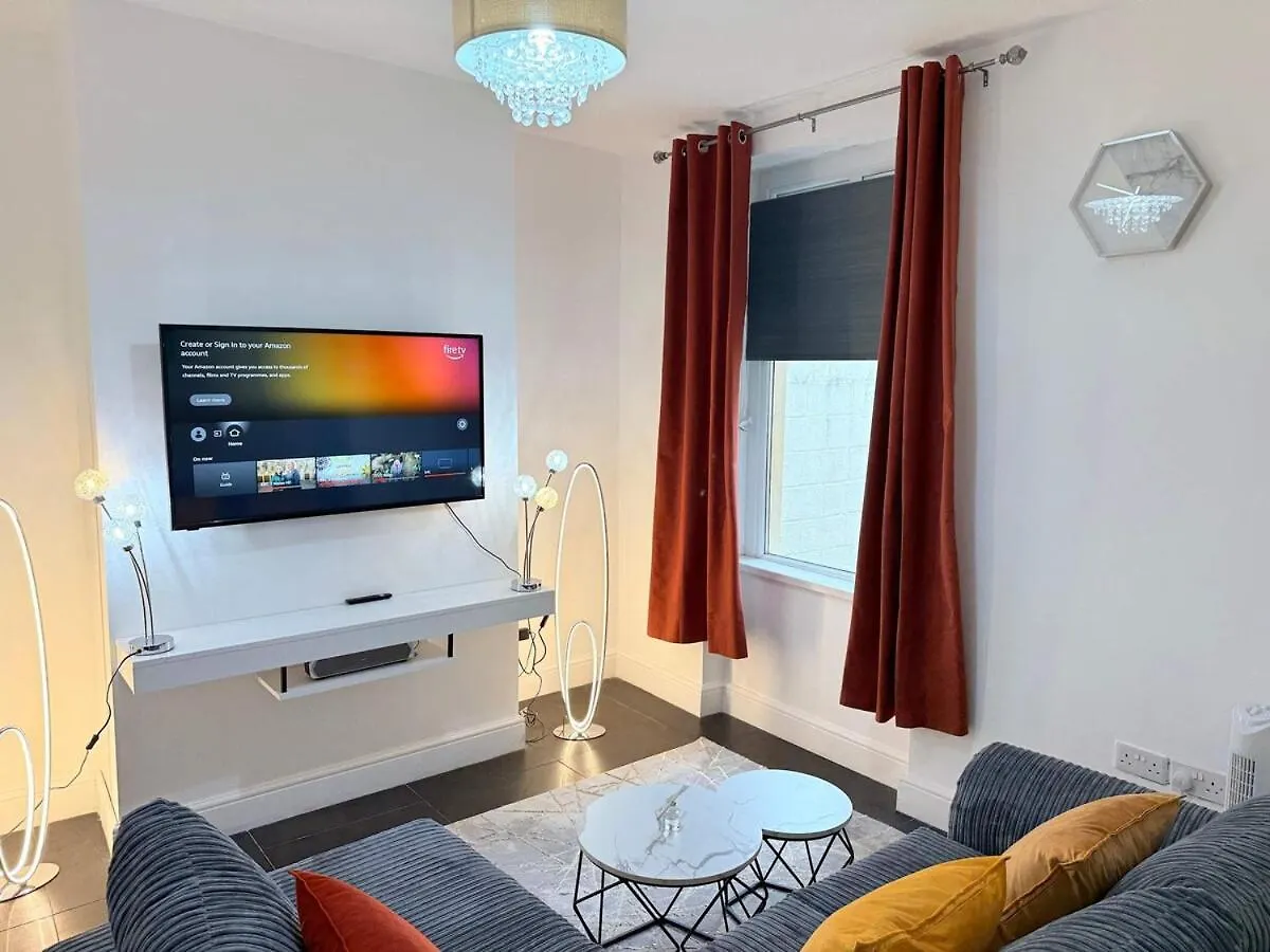 Spacious 4 Bed Cardiff House Near City Centre With Parking Regno Unito