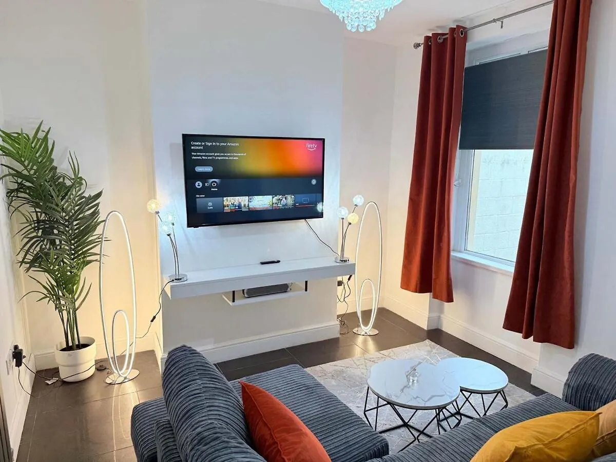 Spacious 4 Bed Cardiff House Near City Centre With Parking