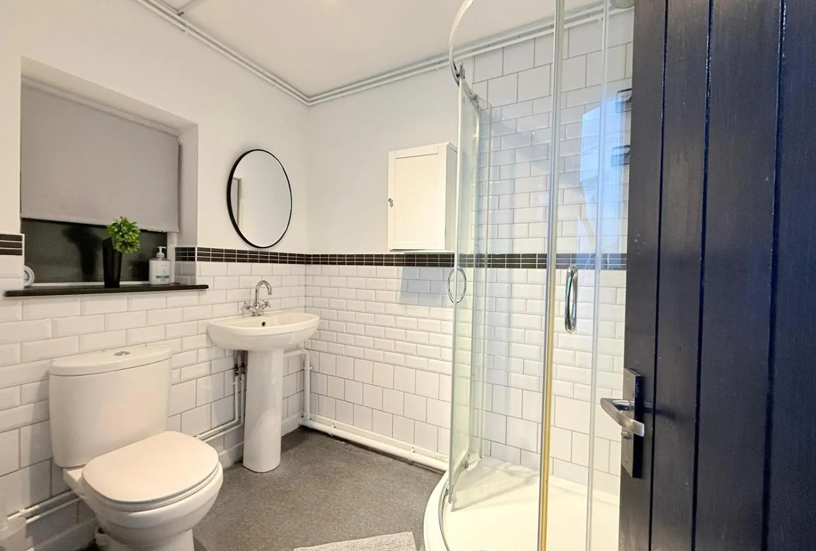 Spacious 4 Bed Cardiff House Near City Centre With Parking Regno Unito